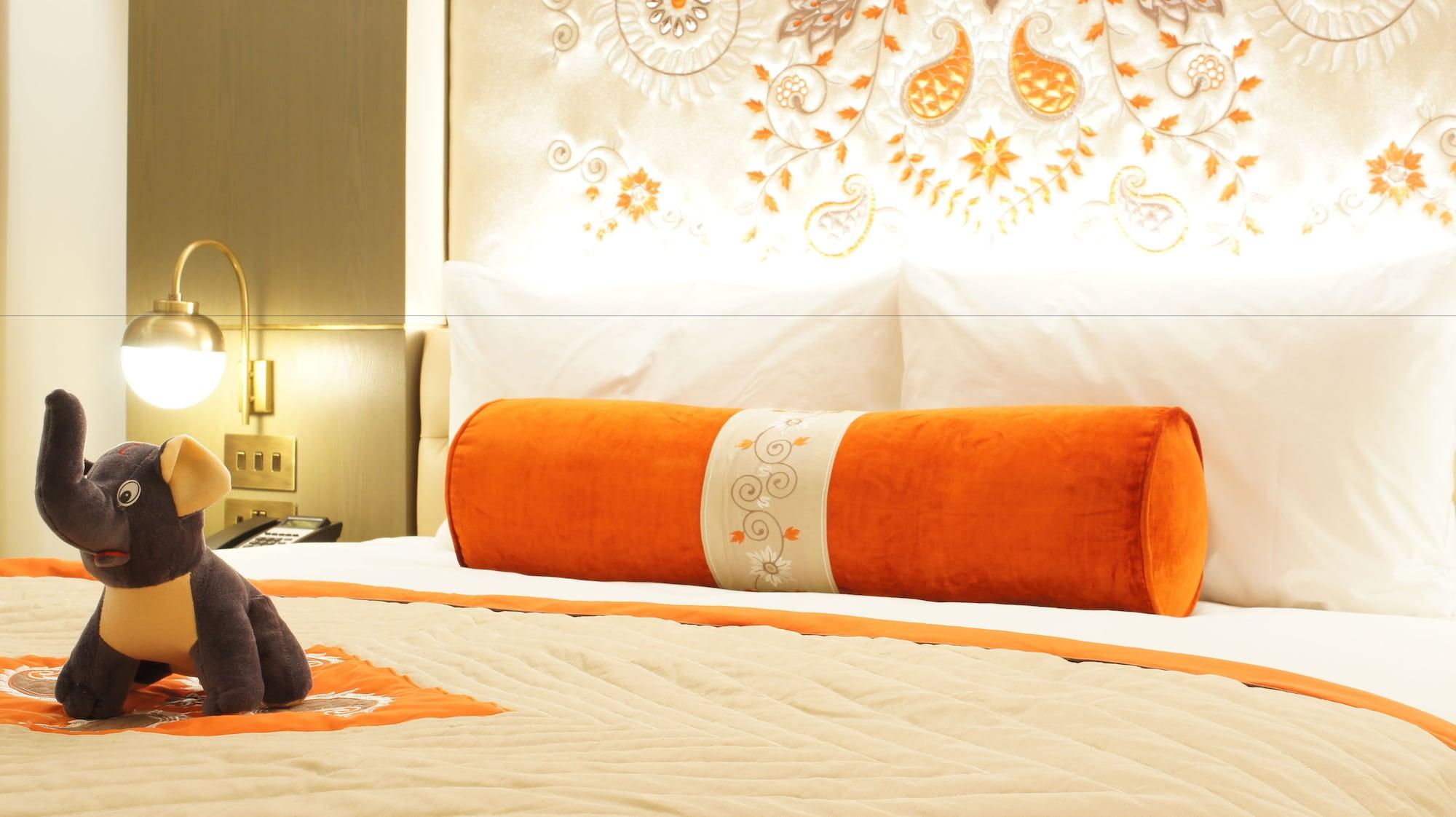 The Lalit London Hotel Ngoại thất bức ảnh A bolster pillow