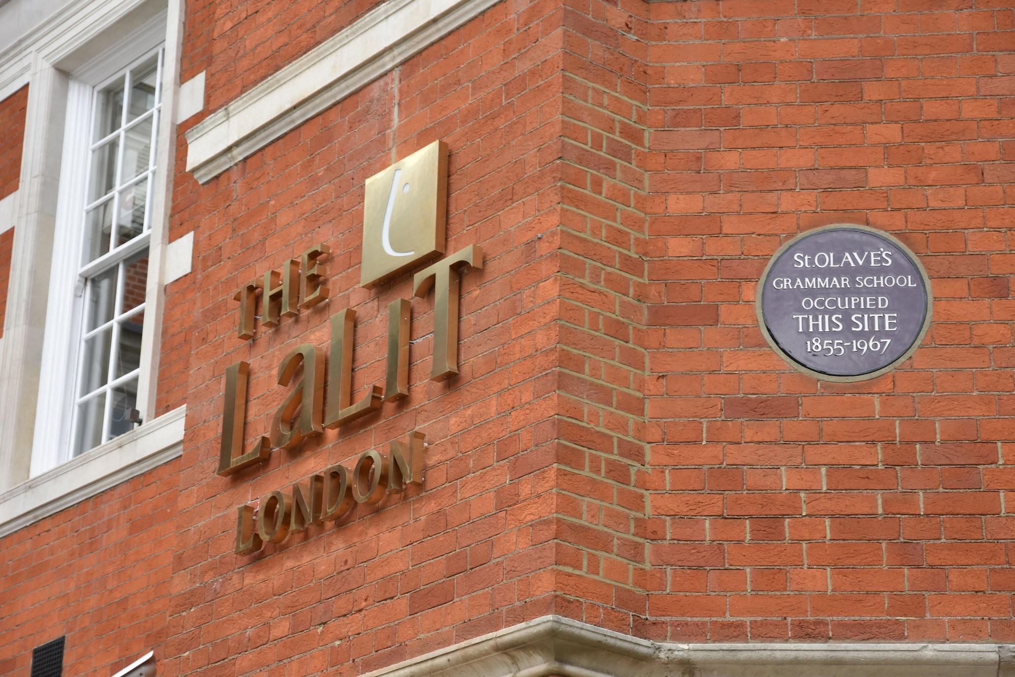 The Lalit London Hotel Ngoại thất bức ảnh The UCL logo and the commemorative plaque at the site of the former Soho slave school
