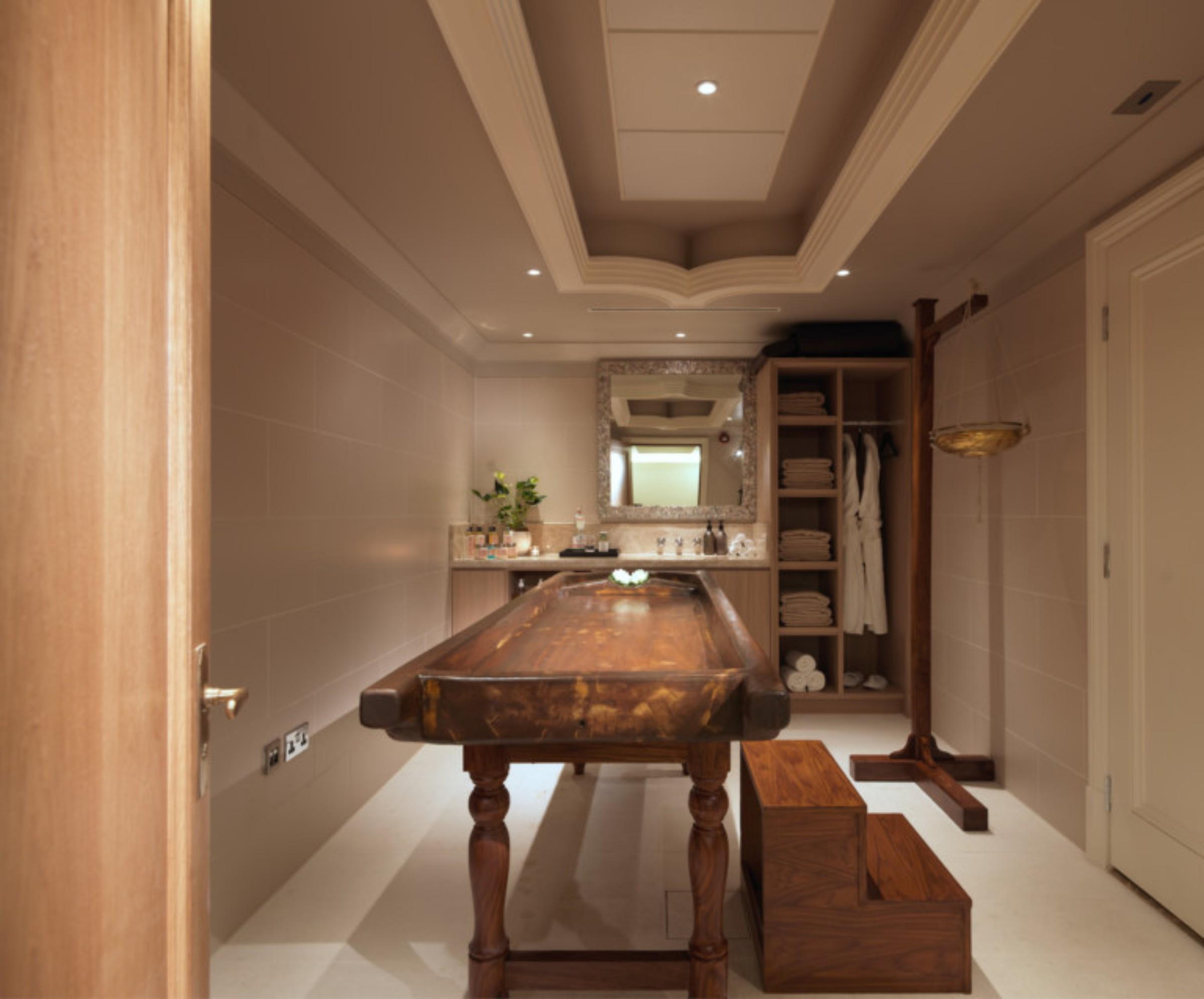 The Lalit London Hotel Ngoại thất bức ảnh A treatment room at the spa