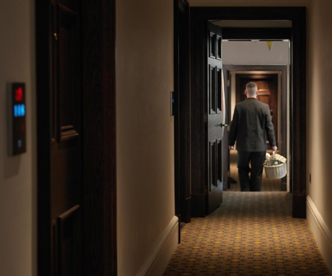 The Lalit London Hotel Ngoại thất bức ảnh A room service employee delivers room service to a guest room