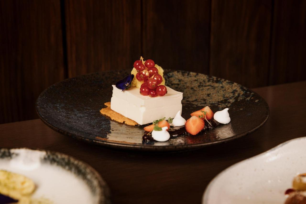 The Lalit London Hotel Ngoại thất bức ảnh A cheesecake