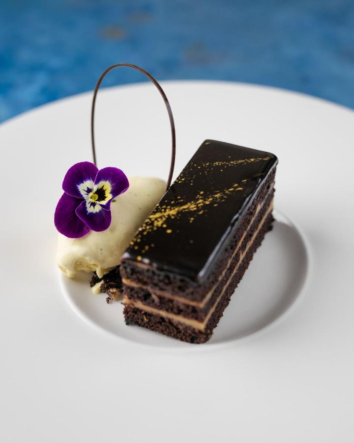 The Lalit London Hotel Ngoại thất bức ảnh A chocolate cake