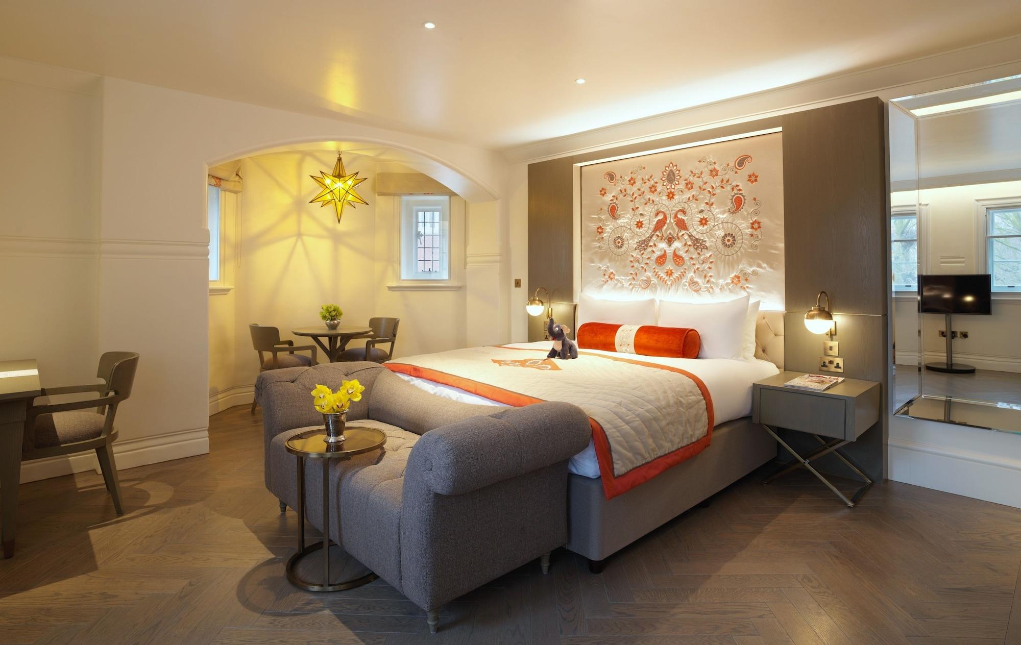 The Lalit London Hotel Ngoại thất bức ảnh A bedroom at The Ivy Collection