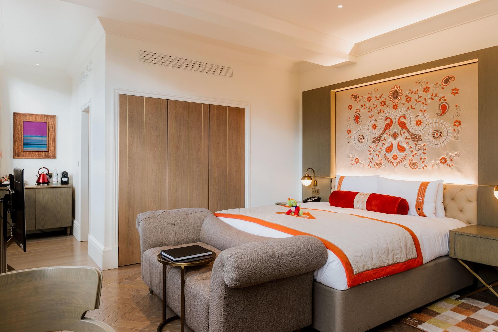 The Lalit London Hotel Phòng bức ảnh A bedroom at the hotel
