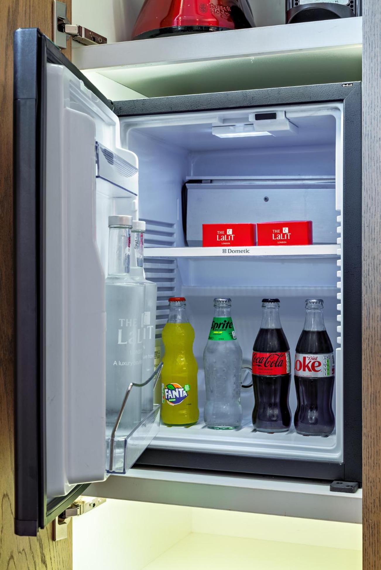 The Lalit London Hotel Ngoại thất bức ảnh A typical hotel mini-bar