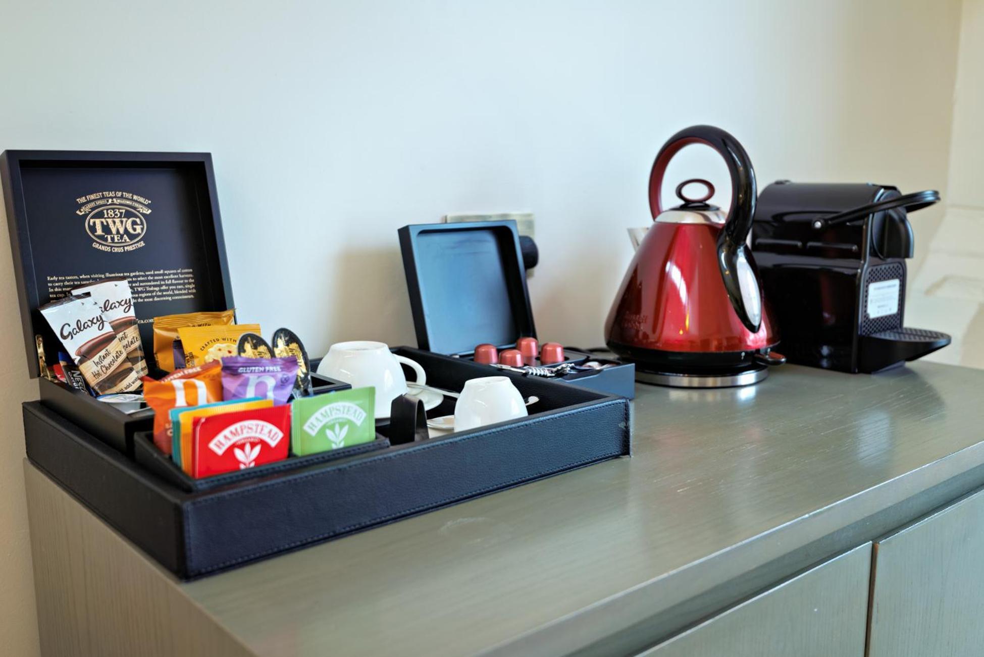 The Lalit London Hotel Ngoại thất bức ảnh A tea tray
