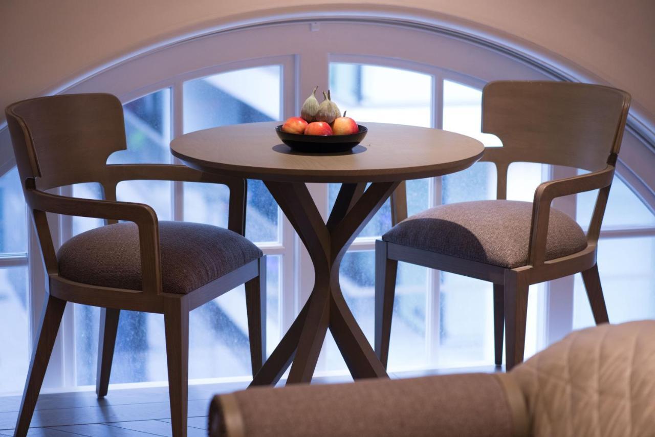 The Lalit London Hotel Phòng bức ảnh A table and two chairs