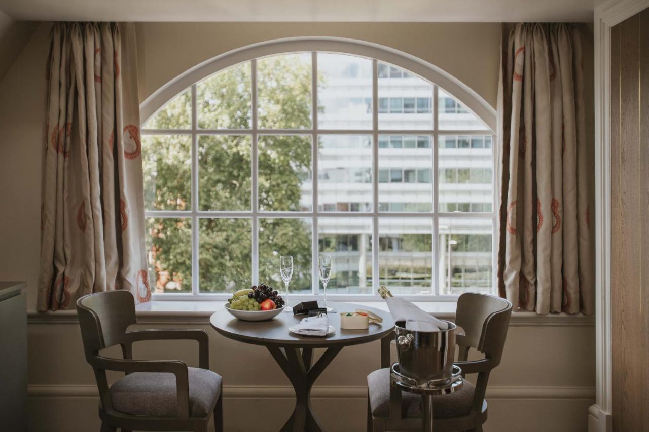 The Lalit London Hotel Phòng bức ảnh A window with a window seat
