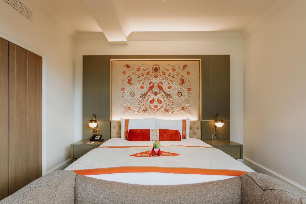 The Lalit London Hotel Ngoại thất bức ảnh A bedroom at the Taj Mahal Palace